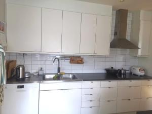 Ett kök eller pentry på A room in a villa close to Arlanda Airport