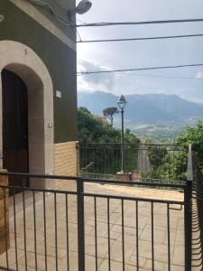 d'un balcon offrant une vue sur la montagne. dans l'établissement Casa Vacanze Il Vicolo - Oliveto Citra, à Oliveto Citra