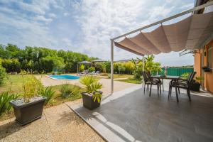 Bazén v ubytovaní Villa Chiara with Private Pool and garden alebo v jeho blízkosti