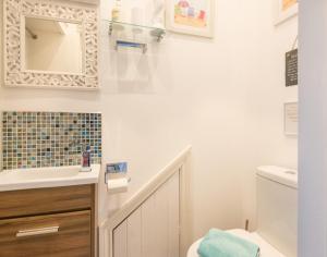 A bathroom at The View Még 8 kép