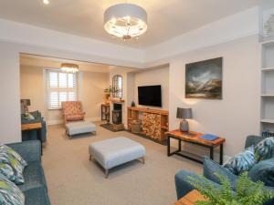 Televiisor ja/või meelelahutuskeskus majutusasutuses Hazelnut Cottage