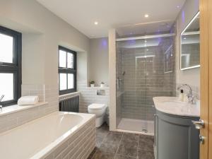 Vannituba majutusasutuses Hazelnut Cottage +15 fotot