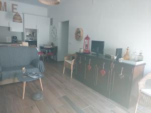 salon z kanapą i stołem w obiekcie ELEVEN -A- SUITE tipo T1 w mieście Mértola