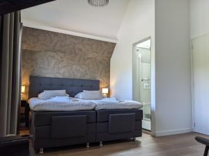a bedroom with a large bed in a room at Bed&Bubbels 256 in De Koog