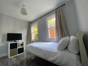 Ένα ή περισσότερα κρεβάτια σε δωμάτιο στο Entire apartment, 10mins from Cotswolds, Child friendly, Great Location & plenty of free parking nearby