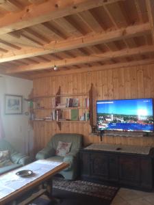 TV a/nebo společenská místnost v ubytování Ferienwohnung Morgensonne
