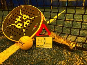 Tenis a/nebo squash v ubytování il Motto di Tommy nebo okolí