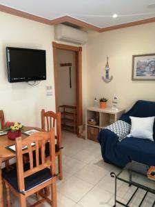 Una sala de estar con una mesa y un sofá azul. en Fuengirola Apartamento vacacional MEDITERRANEO REAL, en Fuengirola