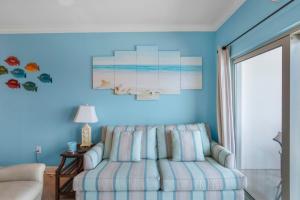 เตียงในห้องที่ Crystal Tower 1906 by Vacation Homes Collection