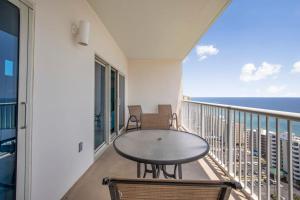 ระเบียงหรือลานระเบียงของ Crystal Tower 1906 by Vacation Homes Collection