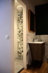 a bathroom with a sink and a mirror at Bed and Breakfast in de buurt in Waalwijk