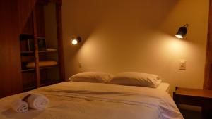 um quarto com uma cama com duas toalhas em Eco Lodge Itororó em Nova Friburgo