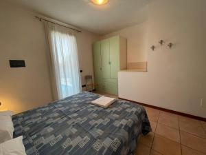 A bed or beds in a room at Villaggio ai Ginepri - Agenzia Cocal Még 27 kép