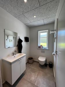 Kylpyhuone majoituspaikassa Kroghøjgård