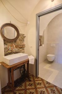 a bathroom with a sink and a toilet at Agriturismo Le Merline in Arnasco