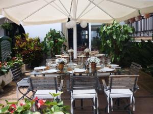 A restaurant or other place to eat at Malpais Trece