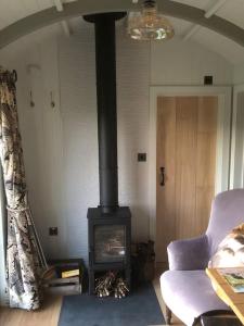 Χώρος καθιστικού στο Coldharbour Luxury Shepherds Hut with Hot Tub