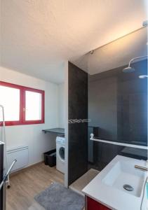 a bathroom with a sink and a washing machine at Le Flory'lège in Saint-Gervais-les-Bains