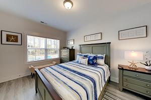 1 dormitorio con cama, escritorio y ventana en The Seabreeze en Myrtle Beach