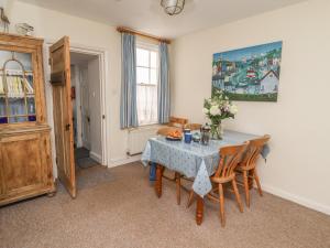 ein Esszimmer mit einem Tisch und Stühlen in der Unterkunft 9 Harefield Cottages in Exmouth