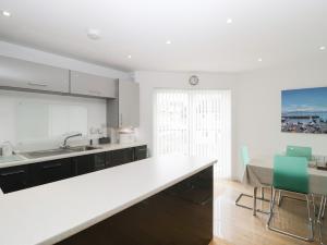 A kitchen or kitchenette at 9 Mitchell Gardens