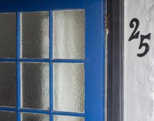 a blue door with a window with the number twentyfive at The Bakehouse in Port Isaac