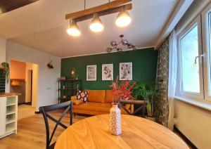 Posedenie v ubytovaní Uroczy apartament blisko centrum - 10 min do plaży