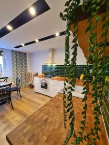 uma sala de estar com uma mesa e uma cozinha em Uroczy apartament blisko centrum - 10 min do plaży em Gdynia