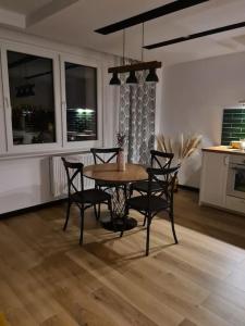 Posedenie v ubytovaní Uroczy apartament blisko centrum - 10 min do plaży