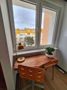 a window with a wooden table in front of a window at Uroczy apartament blisko centrum - 10 min do plaży in Gdynia