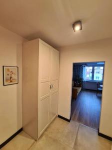 um quarto vazio com um armário e uma porta para um corredor em Uroczy apartament blisko centrum - 10 min do plaży em Gdynia