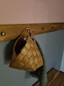 a purse hanging from a wooden beam with at Uroczy apartament blisko centrum - 10 min do plaży in Gdynia