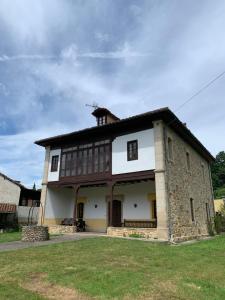 un antiguo edificio con una torre encima en La sombra de Don Pelayo en Cangas de Onís