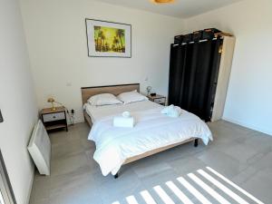 ein Schlafzimmer mit einem Bett mit zwei Handtüchern darauf in der Unterkunft Appartement MILLA - Terrasse - Wifi - Clim - PORTICCIO in Porticcio