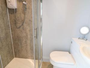 une salle de bains avec douche, toilettes et lavabo dans l'établissement Beachcomber, à Ballycastle 14 autres photos