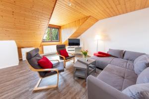 a living room with a couch and two chairs at Ferienwohnung im Alpenblick in Steinen