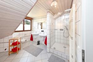 Ένα μπάνιο στο Ferienwohnung im Alpenblick +8 φωτογραφίες