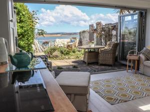 d'une terrasse avec vue sur l'océan. dans l'établissement Mariners Cottage, à Bideford