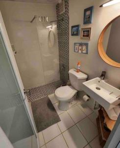 uma casa de banho com um WC, um lavatório e um chuveiro em Boquerón Beach Apartment.- Guarionex 207 em Cabo Rojo