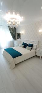 מיטה או מיטות בחדר ב-VIP Апартаменты