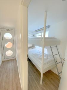Homeboat Glamping في نيوبورت: غرفة صغيرة مع سرير بطابقين وسلم