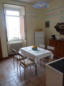 een keuken met een tafel en stoelen en een raam bij Appartamento palazzo del Provveditore vista lago in Desenzano del Garda