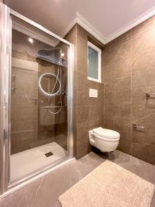 een badkamer met een douche en een toilet. bij Sliema Studios in Sliema