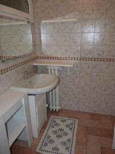 małą łazienkę z umywalką i lustrem. w obiekcie Appartamento palazzo del Provveditore vista lago w mieście Desenzano del Garda