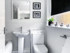 Bilik mandi di Cedar House - Quaint Victorian Home With Free Parking