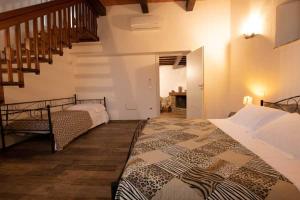 Un dormitorio con una cama grande y una escalera. en Rifugio La Foresta, en Montioni Allumiera