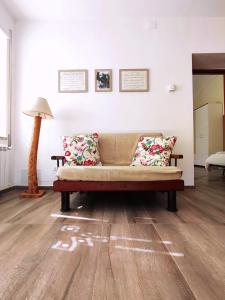 un soggiorno con divano e lampada di Arétta: appartamento nel cuore di Itri a Itri