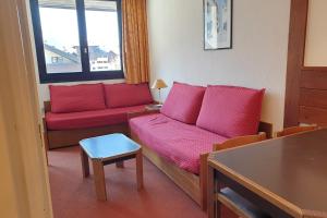 - un salon avec un canapé et des oreillers rouges dans l'établissement 27 m avec BALCON-VUE Mont-Blanc-HYPERCENTRE, à Chamonix-Mont-Blanc