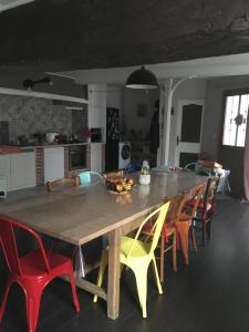 Gîte plein cœur de Sologne في Marcilly-en-Gault: طاولة خشبية كبيرة مع كراسي حوله في مطبخ