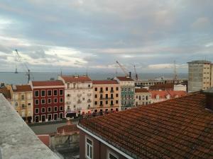 uma vista para uma cidade com edifícios e gruas em Duque de conventus em Lisboa